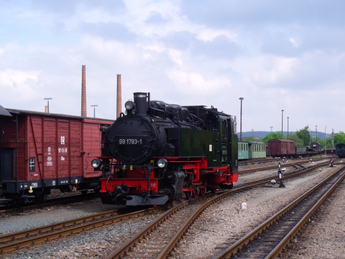 99&nbsp;1793 ist soeben mit P&nbsp;5002 hier eingetroffen fährt nun in Richtung Bw, Schmalspur-Bahnhof Freital‑Hainsberg, um 11:30h am 15.05.2017
