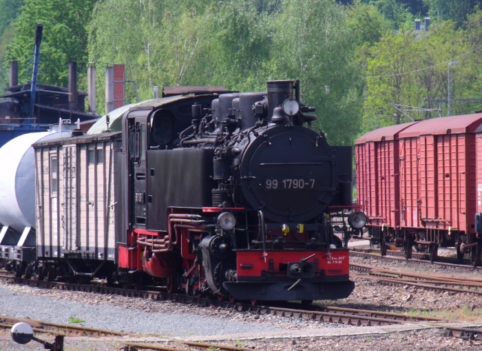 99&nbsp;1790 fotogen vor Dienstwagen beim Betriebswerk Freital‑Hainsberg abgestellt, um 11:30h am 15.05.2017
