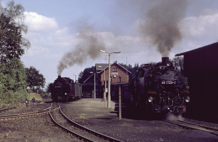 99&nbsp;1759 vor P&nbsp;14472 und 99&nbsp;1735 vor P 14180 in Bertsdorf, am 31.08.1989