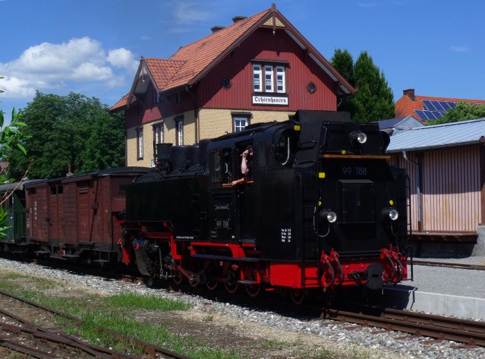 99&nbsp;788&nbsp;Tv trifft mit Zug aus Warthausen im Bahnhof Ochsenhausen ein, um 15:52h am heißen und sonnigen Tag 06.07.2014