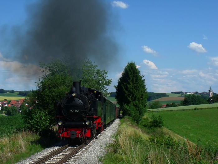 99&nbsp;788 mit Zug nach Warthausen, hinter Reinstetten, um 16:31h am 06.07.2014
