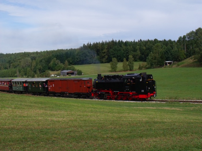 99&nbsp;788&nbsp;Tv mit Zug nach Ochsenhausen zum dortigen Bahnhofsfest, deshalb auch etwas überfüllt, bei Wennedach, um 11:26h am 13.09.2015