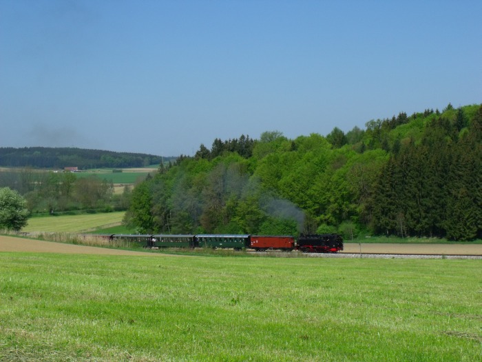 99&nbsp;788&nbsp;Tv mit sehr langem Zug nach Ochsenhausen bei Wennedach in der Steigungh, um 11:17h am 08.05.2016