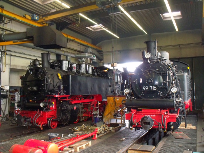 99&nbsp;788 neben der zurzeit in Untersuchungsarbeiten befindlichen 99&nbsp;716 in der Lokhalle der Bahn in Warthausen, um ca.8:30h am 25.05.2017