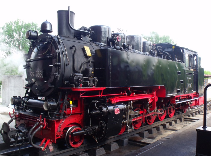 99&nbsp;788 fährt aus der Halle heraus zum Kohlenkran, Warthausen um 9:42h am 25-05.2017
