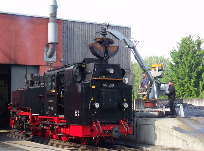 99&nbsp;788 erhält die für die erste Fahrt an diesem Tag erforderlichen Kohlemengen mittels des elektrischen Krans vor der Lokhalle, um 9:43h am 25.05.2017