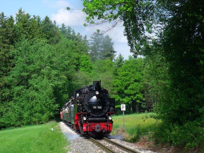 99&nbsp;788 mit langem und vollem Zug von Ochsenhausen nach Warthausen, fotografiert (und selbstverständlich akustisch gleichzeitig aufgenommen) in der Steigung hinter Reinstetten (bei km&nbsp;16,4), um 16:36h am 25.05.2017