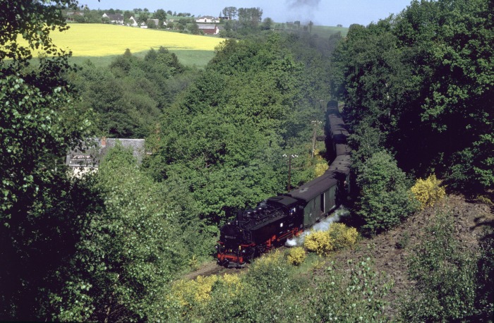 99&nbsp;747 am Talrand hinter Seifersdorf am 18.05.2002