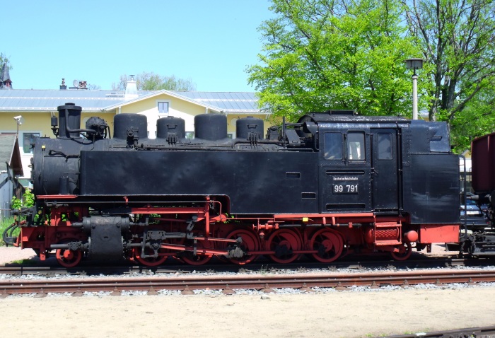 In der kleinen hübschen Schmalspur-Museum- Ausstellung ausgestellt in Radebeul-Ost ist zurzeit die 99&nbsp;791, fotografiert um 13:50h am 11.05.2017