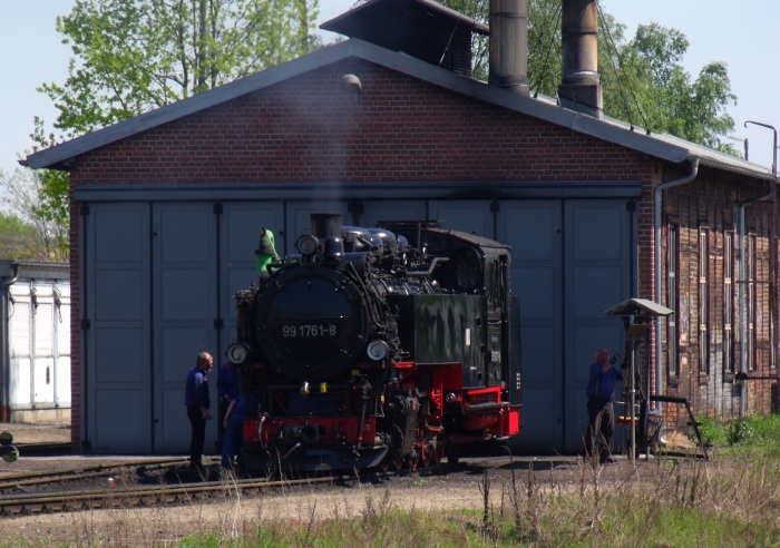 99&nbsp;1761 wird vor dem Lokschuppen in Radebeul Ost restauriert, um 14:05h am 11.05.2017