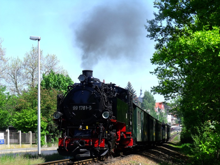 99&nbsp;1761 mit P&nbsp;3008 nach Radeburg, an der Pestalozzistraße in Radebeul, um 14:29h am 11.05.2017