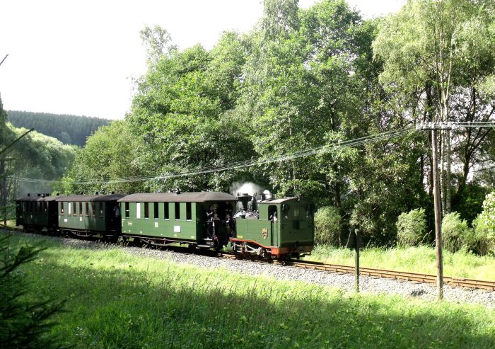 No&nbsp;54&nbsp;Tv mit Zug Nr.10 auf der Preßnitztalbahn abwärts, kurz oberhalb vor Bahnhof Schlössel, um 10:14h am 23.07.2011