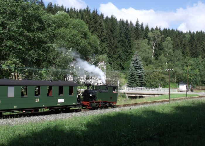 No&nbsp;54&nbsp;Tv mit Zug Nr.10 auf der Preßnitztalbahn abwärts, kurz oberhalb vor Bahnhof Schlössel, um 10:14h am 23.07.2011