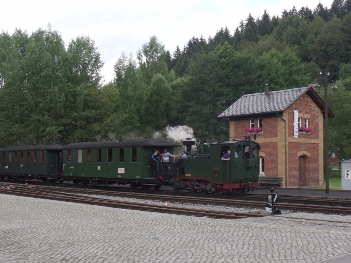 No&nbsp;54&nbsp;(Tv) mit Zug Nr.10 einfahrend in Steinbach, fotografiert neben dem berühmten, hübschen Wasserturm 10:37h am 24.07.2011