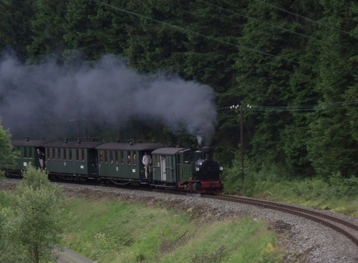 No&nbsp;54 mit Zug Nr.15 im Tal zwischen Schmalzgrube und Schlössel, um 15:29h am 24.07.2011