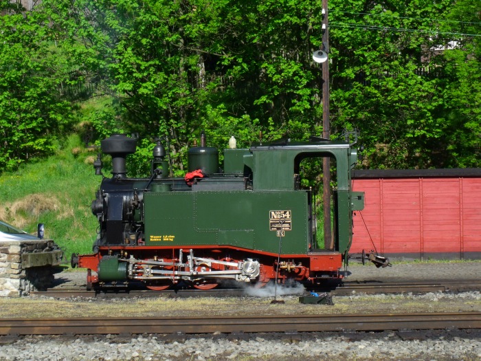 No&nbsp;54 wird nun am Samstag vor Pfingsten, dem 26.05.2012, ebenfalls bereit gemacht, steht dafür ganz vorn in den Gleisanlagen in der Nähe des Kohlehaufens, Bw-Gelände in Jöhstadt. Foto um 8:16h