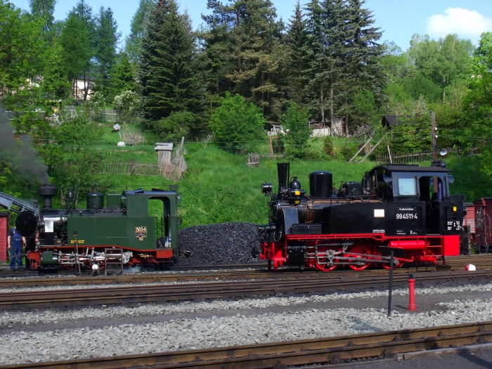 No.54 und 99&nbsp;4511 nebeneinander nahe der Bekohlungsstelle im Bw Jöhstadt, um 9:15h am 26.05.2012
