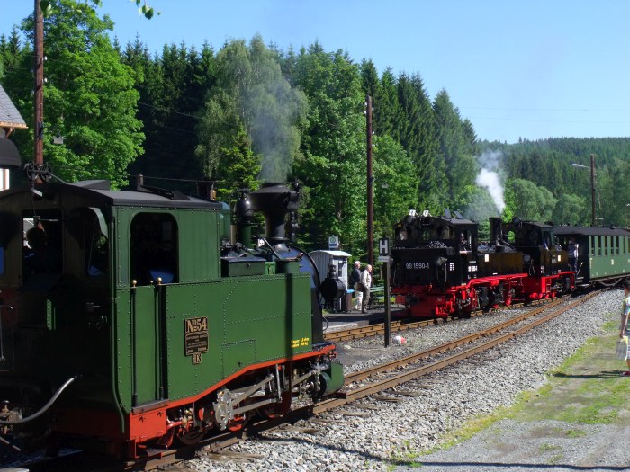 Die wartende No&nbsp;54 vor Zug&nbsp;53 kreuzt die bergab fahrenden 99&nbsp;1590&nbsp;Tv + 99&nbsp;4511&nbsp;Tv vorm Zug&nbsp;16 einfahrend im Bf Schlössel, um 16:13h am 07.06.2014