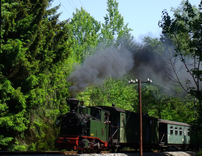 No&nbsp;54 mit Zug&nbsp;43 in der Kurve hinterm Haltepunkt Loreleifelsen - leider wieder mit Durchfahrt - um 11:05h am 08.06.2014.