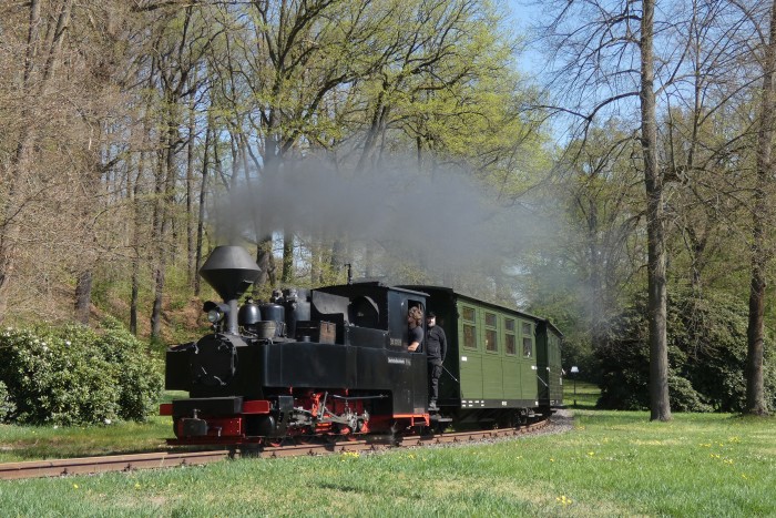 99&nbsp;3317 mit Zug Richtung Weißwasser im Park hinter Ausfahrt Bad Muskau nahe der Bautzener Straße (B115), um 10:49h am 20.04.2025