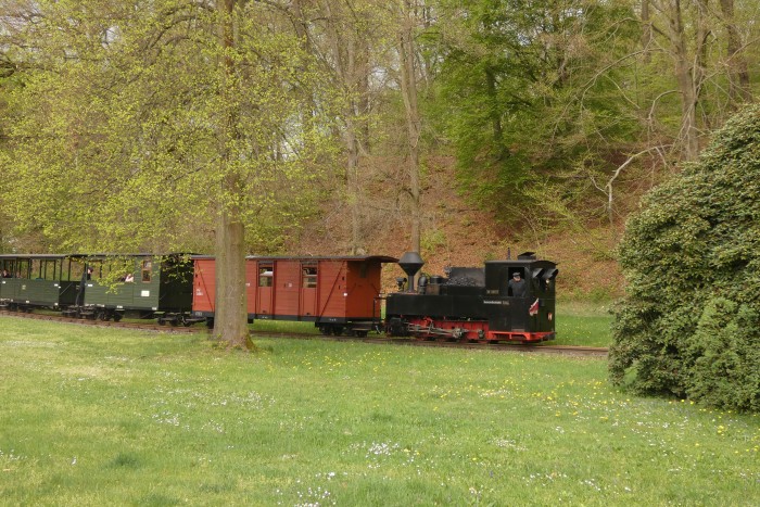 99&nbsp;3317&nbsp;Tv mit erstem Zug am Ostermontag abwärts rollend vor Einfahrt Bad Muskau am Parkrand nahe der Bautzener Straße, um 10:16h am 21.04.2025