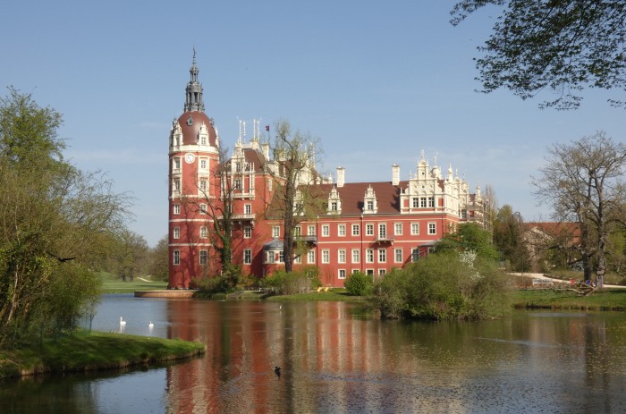 Blick auf das Neue Schloss im Fürst-Pückler-Park Bad Muskau, um 8:20h am 20.04.2025