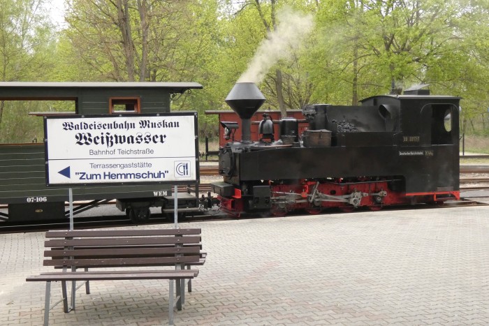 99&nbsp;3317&nbsp;Tv vor erstem Zug nach Bad Muskau in Weißwasser-Teichstraße, um 9:11h am 18.04.2025