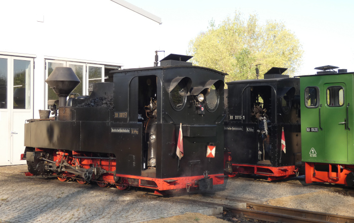 99&nbsp;3317 und dahinter 99&nbsp;3315 vor dem Lokomotivschuppen der WEM in Weißwasser, um 8:20h am 20.04.2025