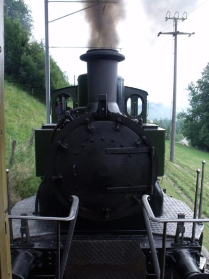 Der Blick auf die Lok Rosa  RHB&nbsp;3 aus dem letzten Wagen des Zuges während der schön lauten Bergfahrt zwischen Wienacht- Tobel und Heiden, 11.19h am 04.08.2013
