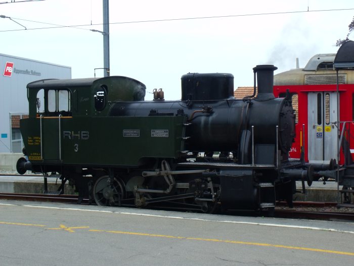 Zahnradlokomotive RHB&nbsp;3 (in der Schweiz als Eh&nbsp;2/2-Bauart bezeichnet)  hat soeben den Standard- 3-Wagen-Sonderzug von Rorschach-Hafen bis Heiden hochgeschoben und steht nun im Bahnhof Heiden am Bahnsteig, um 11:34h am 04.08.2013