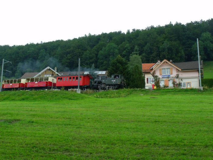 Lok RHB&nbsp;3 mit dem talwärts fahrenden Zug zurück von Heiden nach Roschach durchfährt den kleinen Haltepunkt Schwendi, der sogar ein gut gepflegtes, schickes kleines Bahnhofsgebäude hat, um 13:16h am 01.09.2013