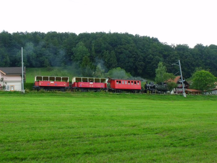 Lok RHB&nbsp;3 mit dem talwärts fahrenden Zug zurück von Heiden nach Roschach durchfährt den kleinen Haltepunkt Schwendi, um 13:16h am 01.09.2013