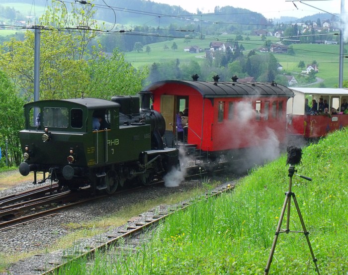 RHB&nbsp;3 setzt im Bahnhof Wienacht-Tobel zurück aus dem Abstellgleis an den Bahnsteig, nachdem der abwärts fahrende Triebwagen gekreuzt hat, um 11:16h am 04.05.2014