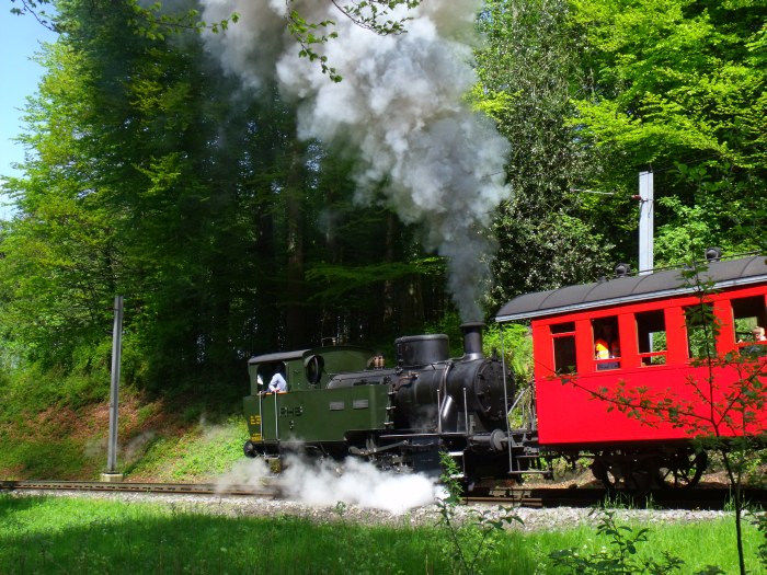 Zahnradlokomotive RHB&nbsp;3 schiebt den üblichen 3-Wagen-Zug nach Heiden, fotografiert exakt an der besten Stelle für Soundaufnahmen, im Wald unterhalb von Wienacht-Tobel, um 14:00h am 04.05.2014