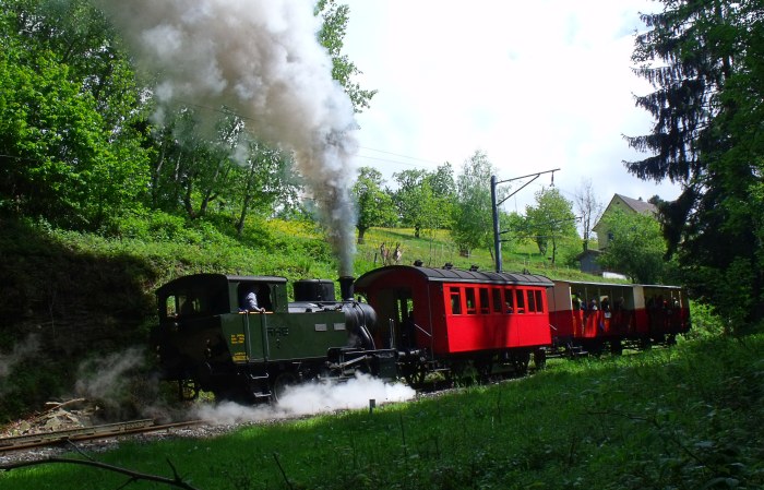 Zahnradlokomotive RHB&nbsp;3 schiebt den üblichen 3-Wagen-Zug nach Heiden, fotografiert exakt an der besten Stelle für Soundaufnahmen, im Wald unterhalb von Wienacht-Tobel, um 14:00h am 04.05.2014