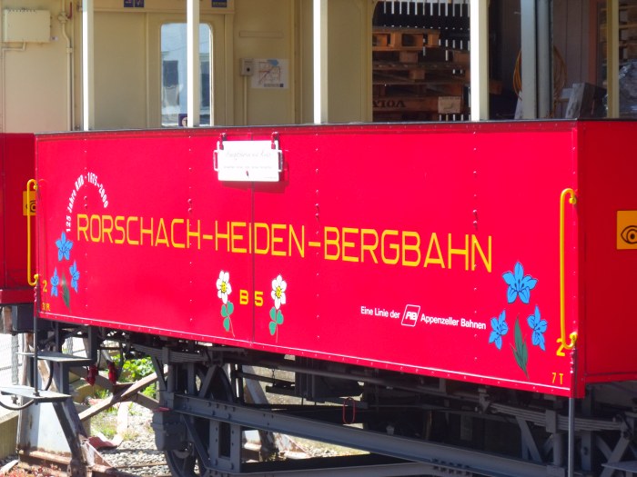 Die niedlich-hübsche Beschriftung und Bemalung der (historischen) offenen Wagen des Zuges, der regelmäßig von &bdquo;Rosa&ldquo; hierher befördert wird: Im Bahnhof Heiden um 11:52h am 01.06.2014
