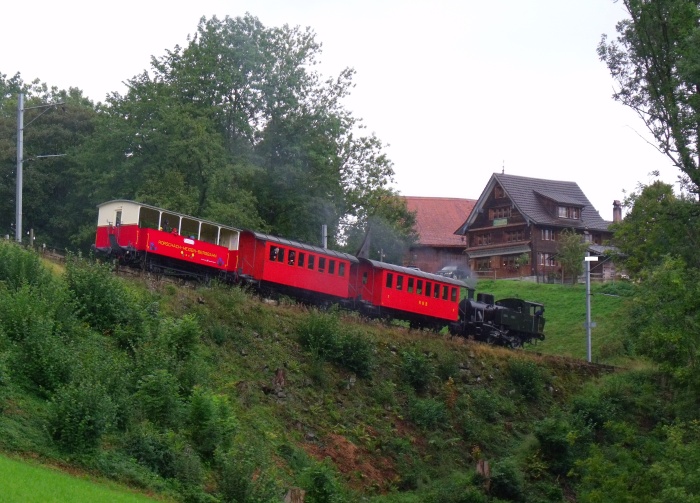 RHB&nbsp;3 Tv auf Talfahrt direkt am Haltepunkt Wartensee, im HIntergrund das hübsche Haus mit dem Restaurant Windegg, um 13:23h am 06.09.2015