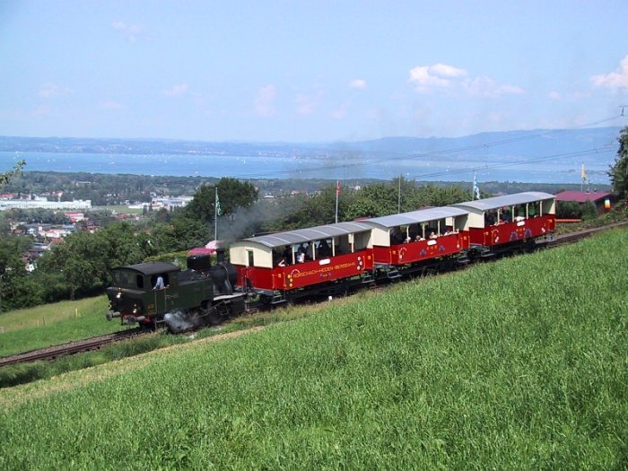 RHB&nbsp;3&nbsp;Tv auf Talfahrt bei schönstem Sommerwetter auf dem unteren Streckenabschnitt zwischen Rorschach und Wartensee, wo man diesen tollen Blick auf den Bodensee hat