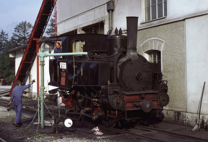 Lok&nbsp;1 im Betriebswerk Jenbach am Wasserkran, am 19.08.1995