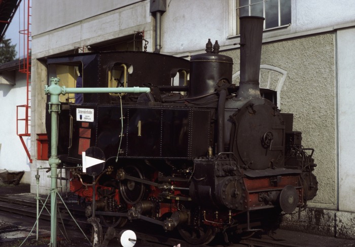 Lok&nbsp;1 im Betriebswerk Jenbach am Wasserkran, am 19.08.1995