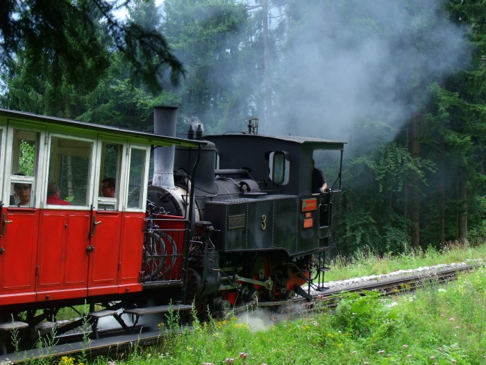 Lok&nbsp;3 der AsB schiebt den Zug etwa eine Stunde zuvor hoch, nämlich um 14:13h, fotografiert bei Strecken -Km&nbsp;3,0, am 03.08.2017