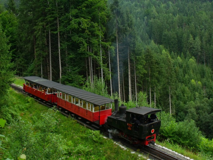 Lok&nbsp;2 der AsB schiebt die üblichen 2&nbsp;Wagen mit ebenso üblich lautem Krach nach Eben hoch, mitten im Wald bei Strecken-Kilometer&nbsp;3,0 fotografiert und aufgenommen, um 15:22h am 03.08.2017