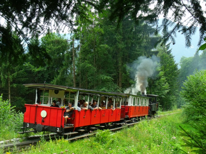 Lok&nbsp;3 der AsB schiebt wie üblich lautstark 2 Wagen von Jenbach hoch, mitten im Wald zwischen Burgeck und Eben bei Strecken- Km&nbsp;3,0, um 14:13h am 03.08.2017