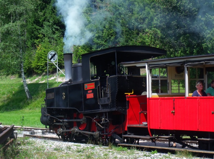 Lok&nbsp;3 wartet vor dem mittäglichen Pendelzug, der im Sommerfahrplan nur einmal täglich zwischen Seespitz am Achensee-Anleger und Eben verkehrt, auf die Abfahrt, Bahnhof Eben um 13:34h am 04.08.2017
