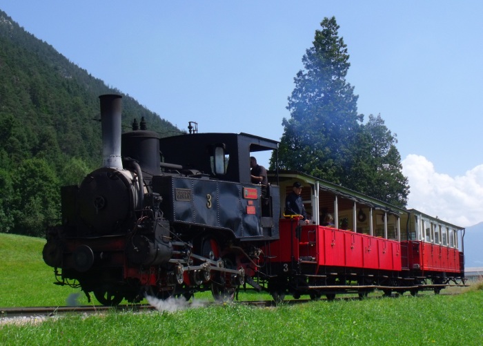 Lok&nbsp;3 mit Pendelzug Richtung Seespitz hinter der Abfahrt Eben, um 13:35h am 04.08.2017