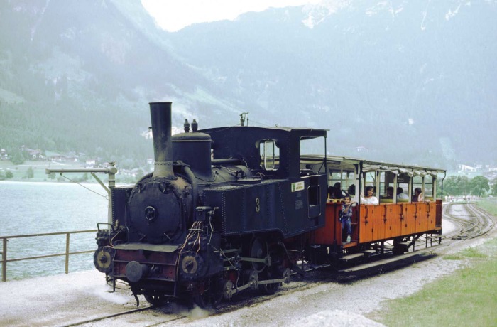 Lok&nbsp;3 Achenseebahn trifft im Endbahnhof Seespitz mit 1-Wagen-Zug ein, Juni 1985
