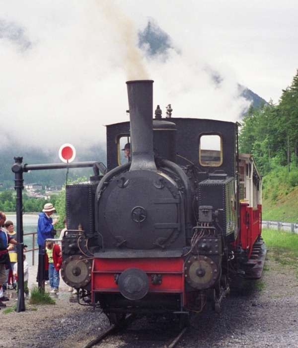 Lok&nbsp;1 ist mit gezogenem Zug oben in Bahnhof Seespitz eingetroffen und erhält sogleich Wasser, am 14.06.1997