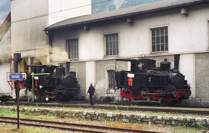 Lok&nbsp;2 und Lok&nbsp;3 werden im Betriebswerk in Jenbach vorbereitet für die nächsten Bergfahrten, am 14.06.1997