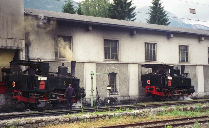 Lok&nbsp;3 und Lok&nbsp;2 werden im Betriebswerk in Jenbach vorbereitet für die nächsten Bergfahrten, am 14.06.1997