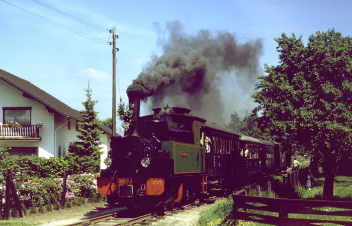HERMANN mit Planzug nach Asendorf bei &bdquo;Fischteiche&ldquo; vor Hp Vilsen Ort, am 30.05.1982